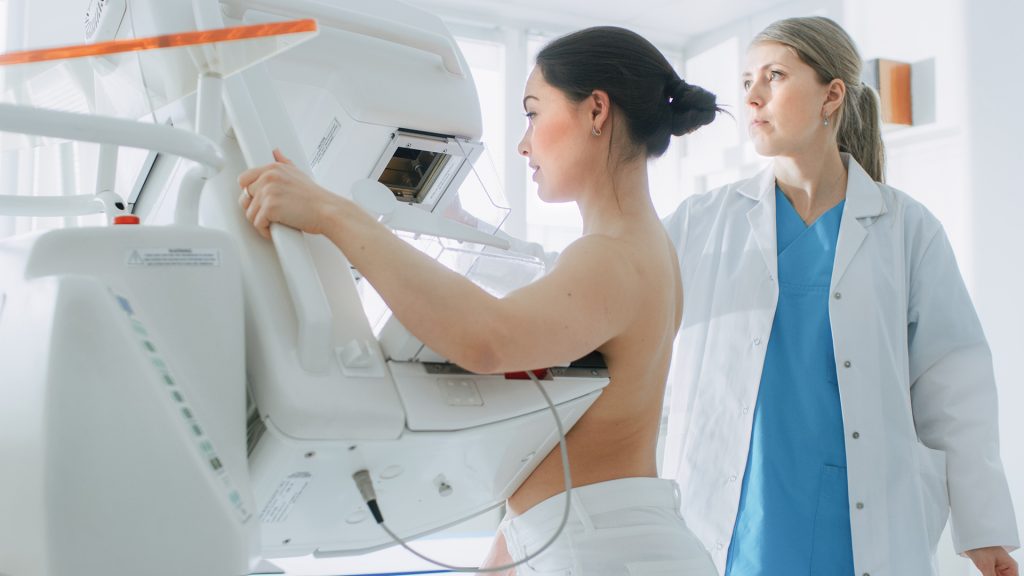radiologue avec une patiente pour une mammographie