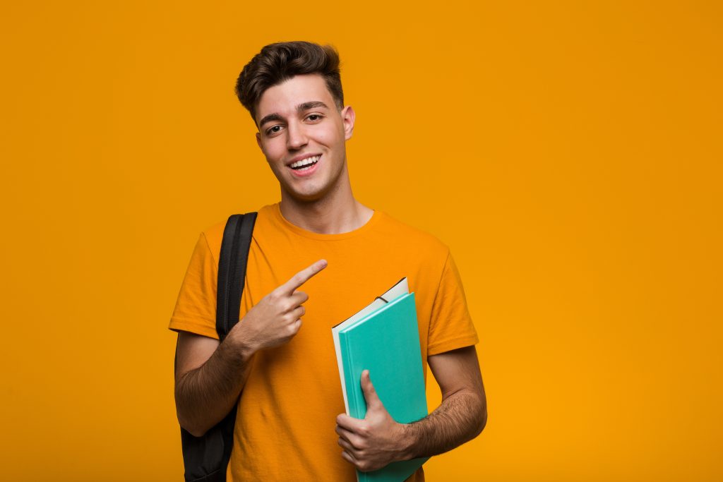 étudiant avec une pochette de cours sur fond orange