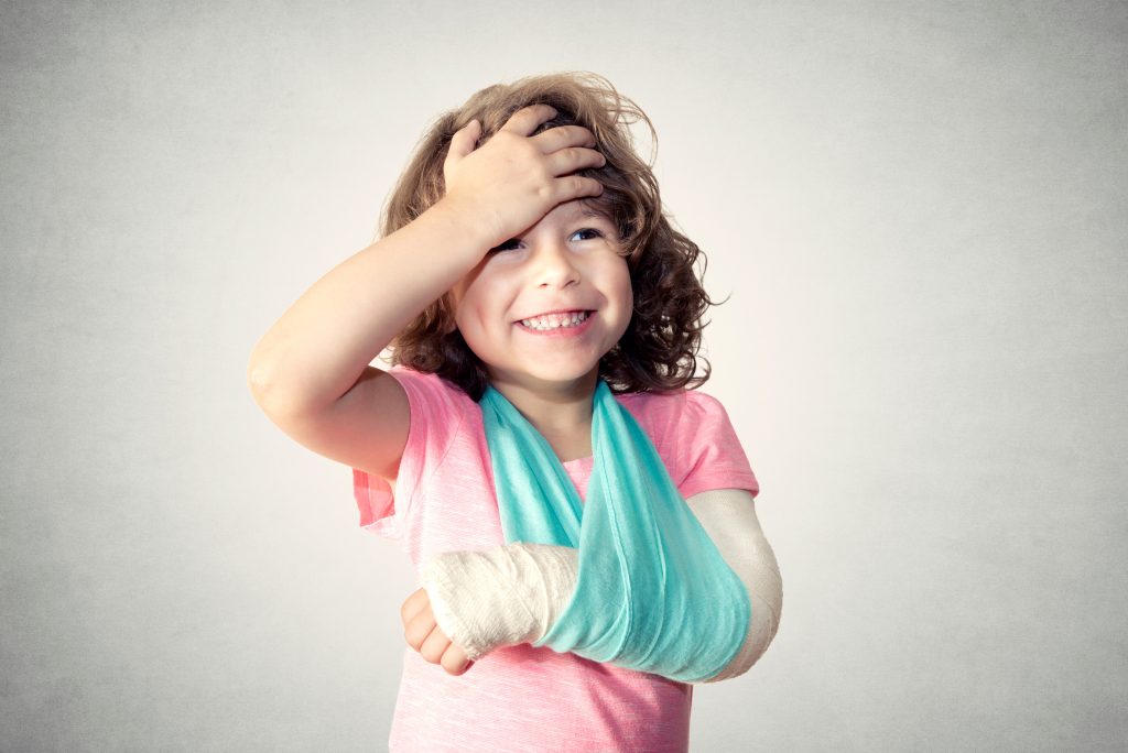 enfant avec un bras cassé suite à un accident de la vie
