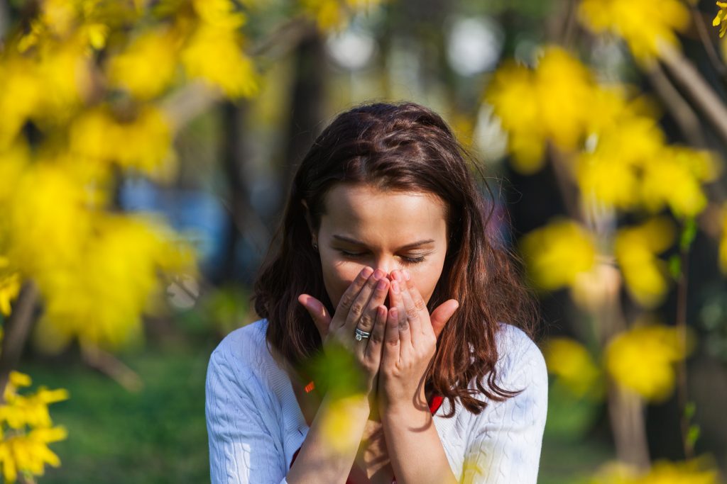 femme prise d'allergie au pollent