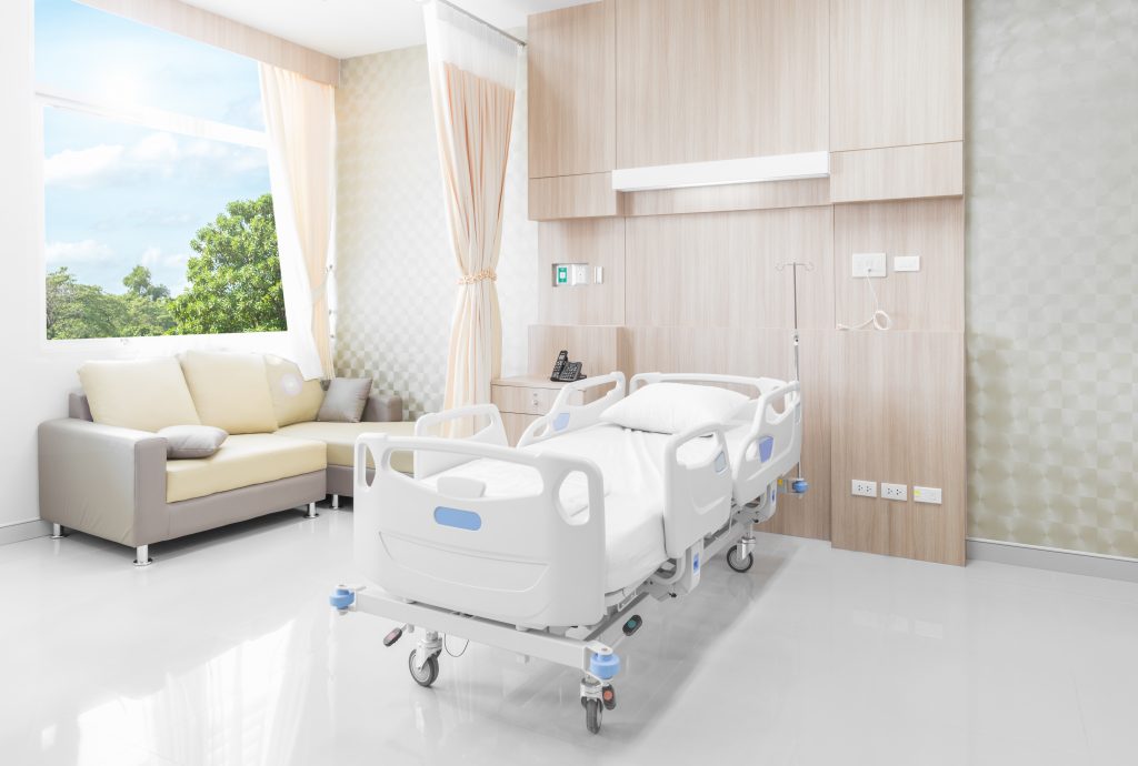 chambre particulière avec salon et terrasse en hôpital