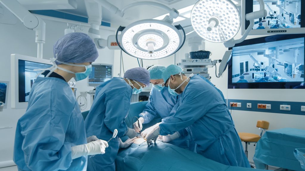 bloc opératoir avec 3 chirurgiens pratiquants un sleeve gastrectomie 