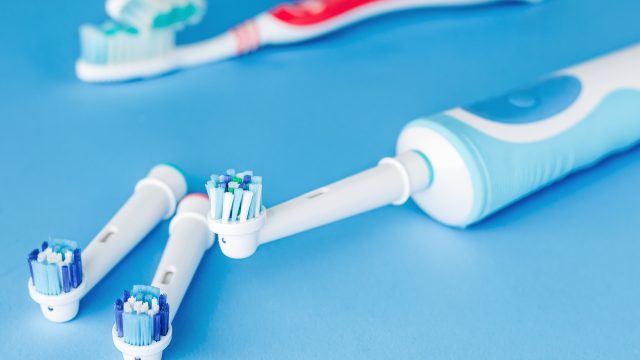 La brosse à dents manuelle ou électrique : laquelle choisir ?
