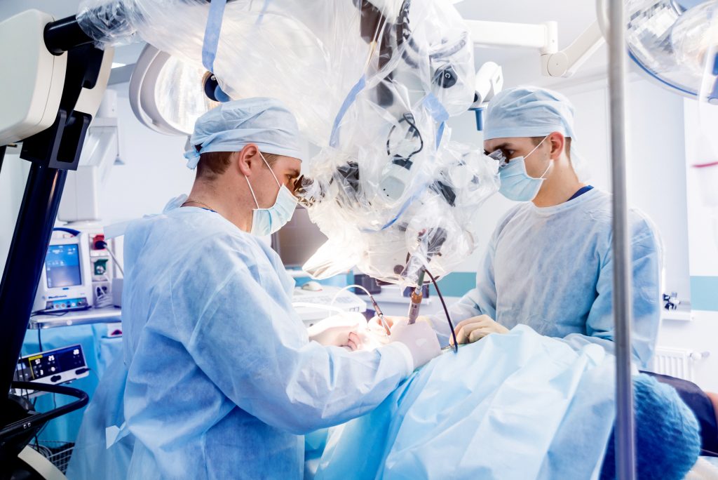 chirurgien en train d'opérer un patient pour un anneau gastrique