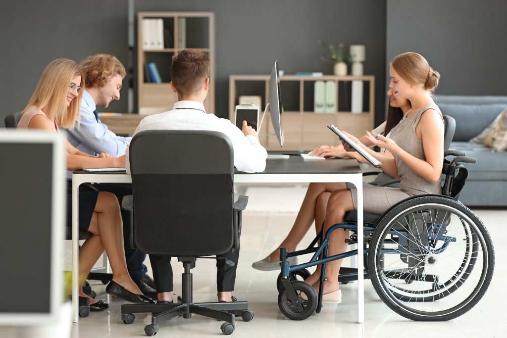 réunion de travail en entreprise avec une personne handicapée