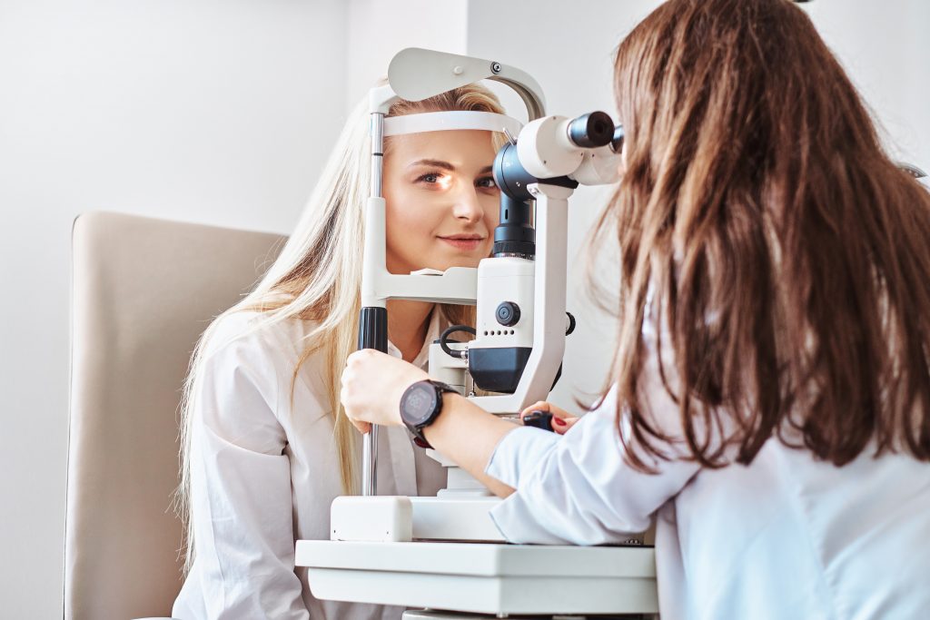 médecin spécialiste effectuant une radiographie de l'oeil