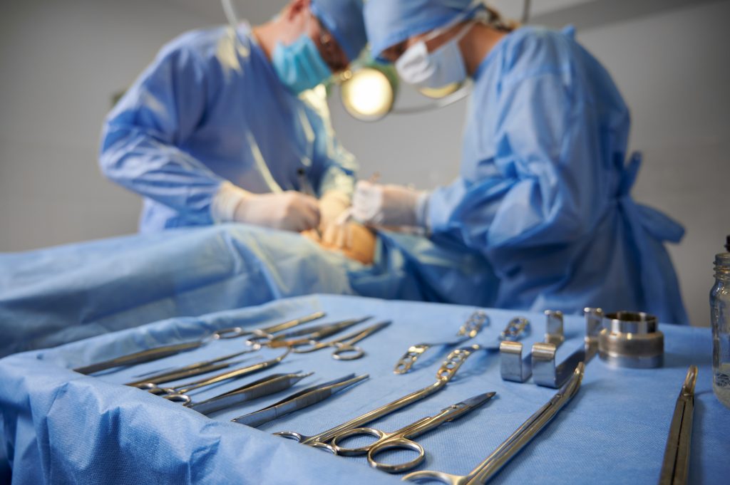 chirurgiens plastiques en train de réaliser une abdominoplastie