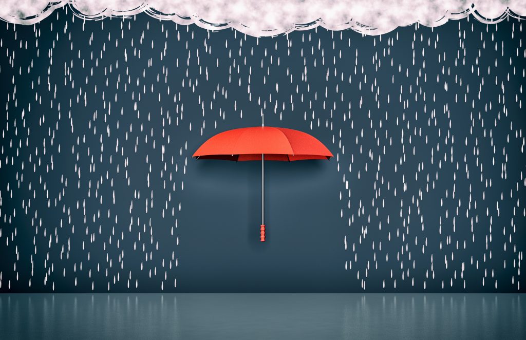 parapluie sur un mur qui protège de la pluie