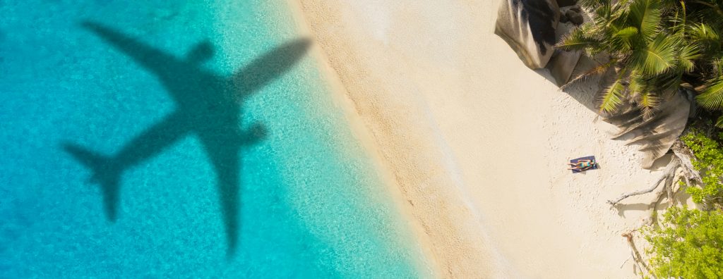 ombre d'un avion qui passe sur la plage
