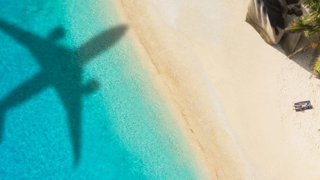 ombre d'un avion qui passe sur la plage