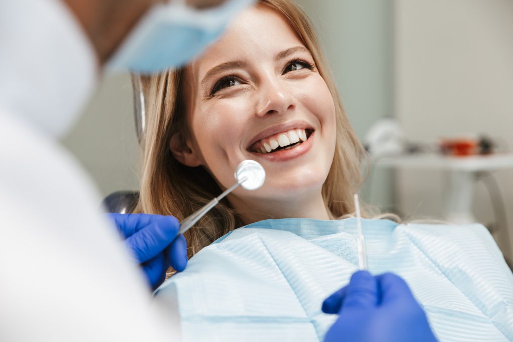 femme assise dans un cabinet dentaire après un détartrage 