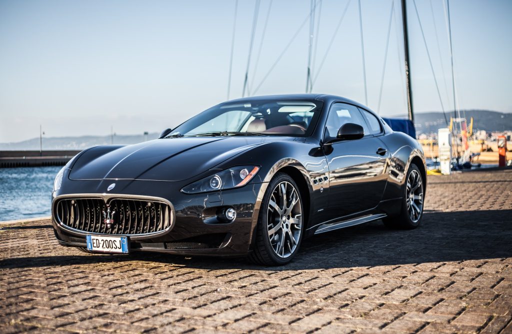 Maserati de luxe garé sur un port 