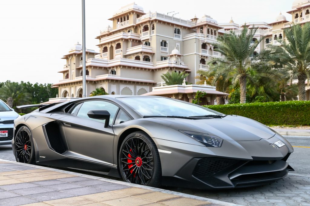 Lamborghini Aventador garé près d'un palace