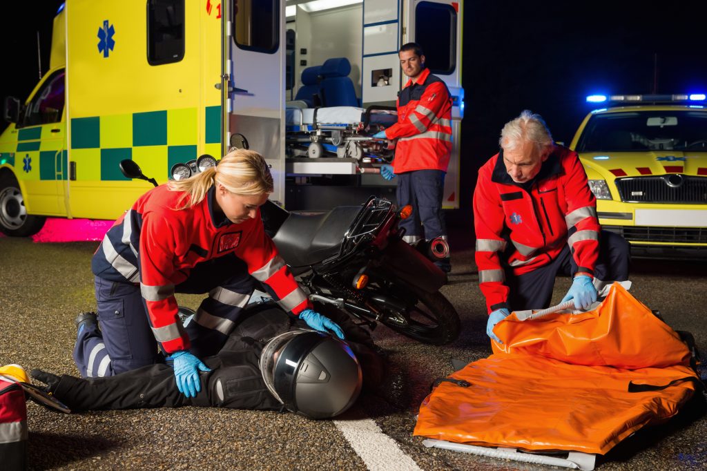 trois ambulanciers sauve un motard qui a eu un accident