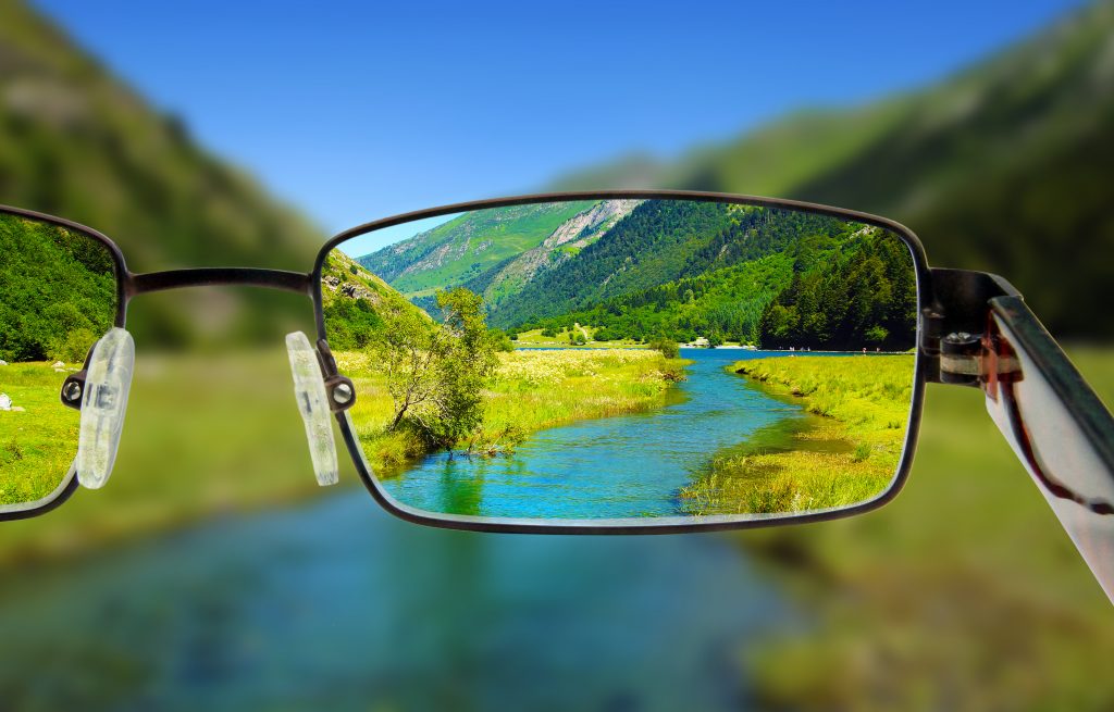 paysage vue a travers le verre d'une paire de lunette