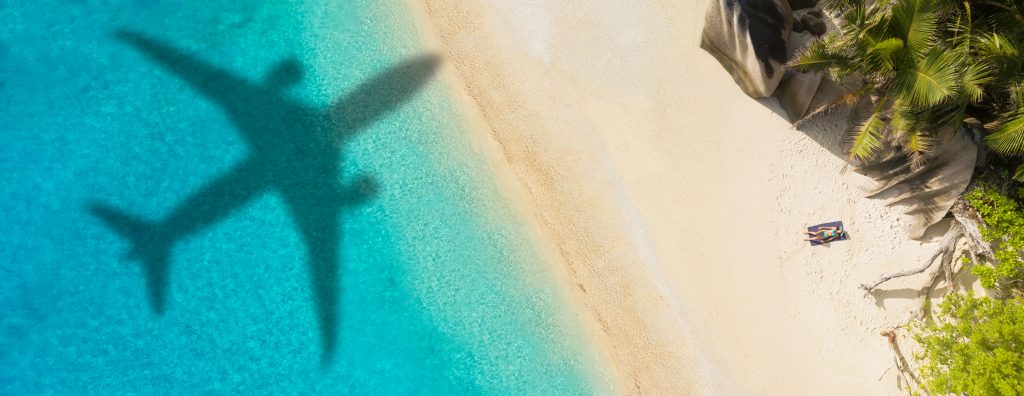 ombre d'avion survole une île paradisiaque