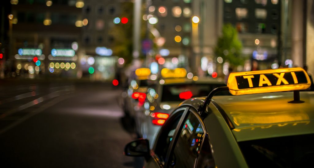 plusieurs taxis la nuit en ville