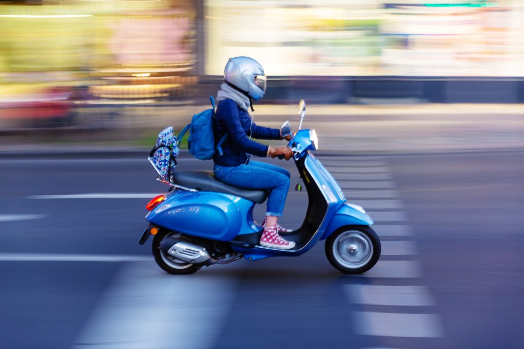 jeune femme sur un scooter 125 cc
