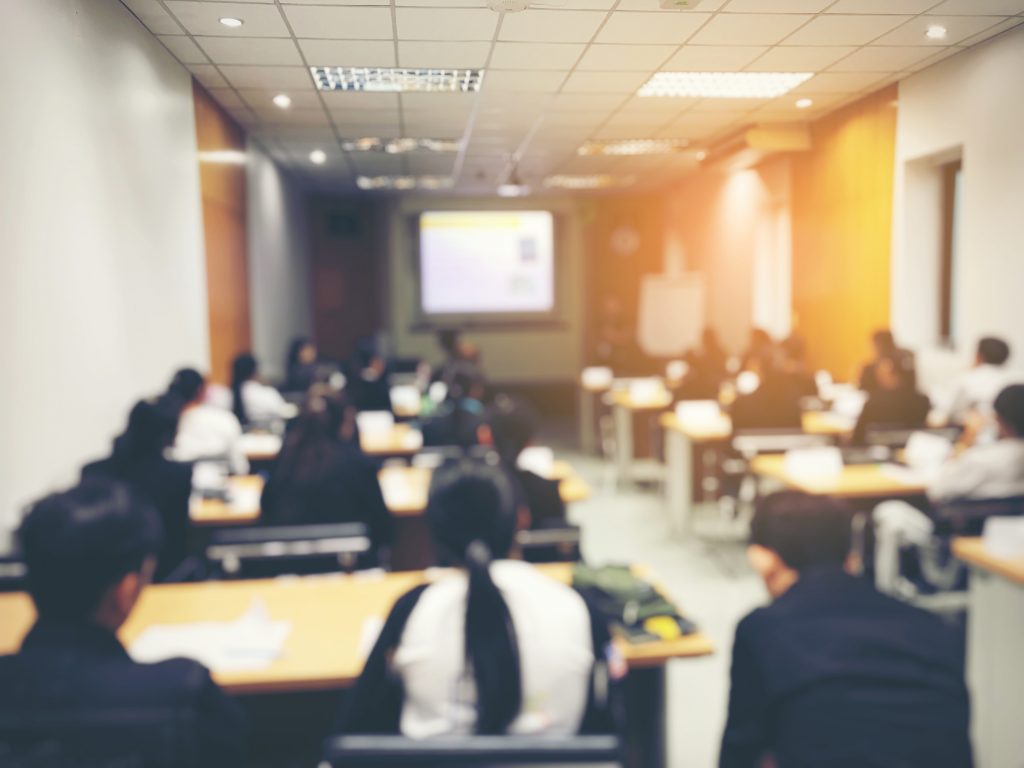 formation dispensée en classe devant un vidéo projecteur