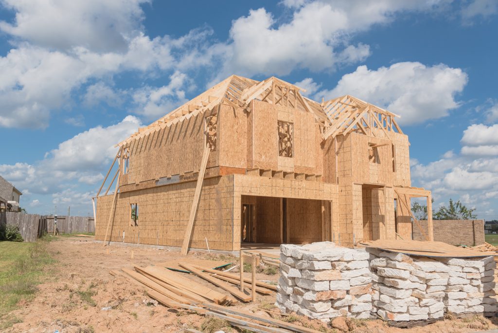 Maison en bois et plaque de bois en construction