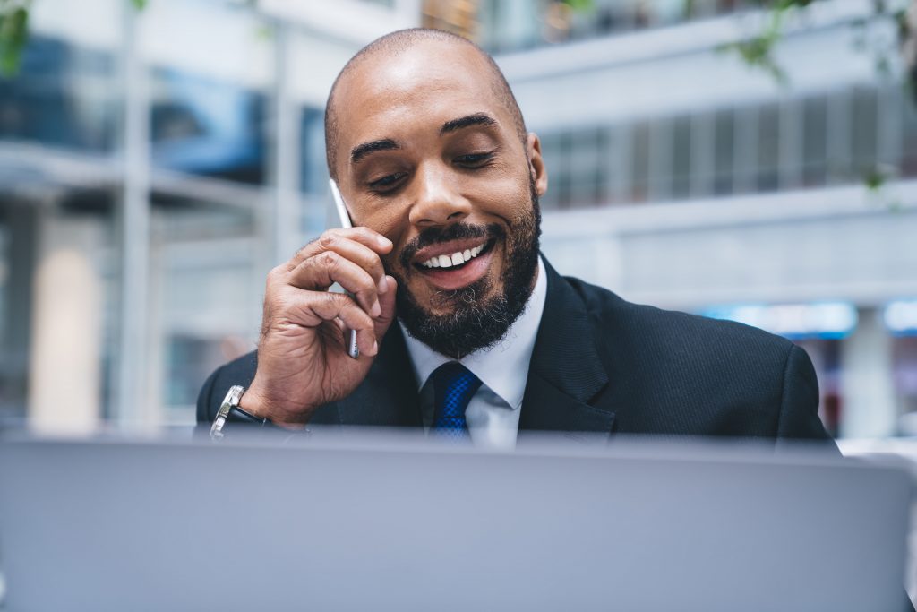 homme en costard au téléphone